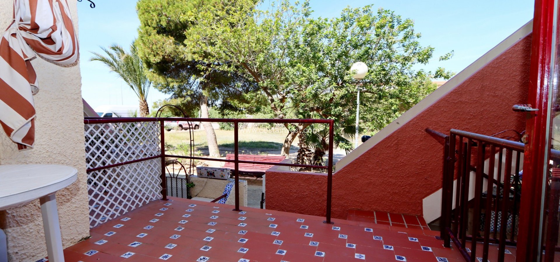 Revânzare - Apartament tip bungalow - La Mata