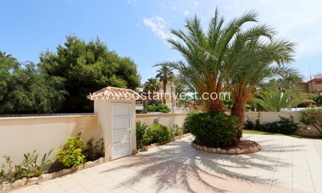 Resale - Villa - Orihuela Costa - La Zenia
