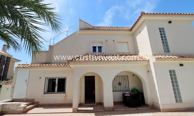 Resale - Villa - Orihuela Costa - La Zenia