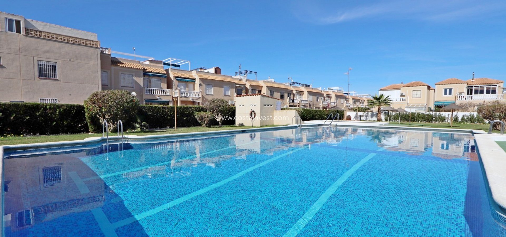 Resale - Top floor apartment - Torrevieja - El Limonar