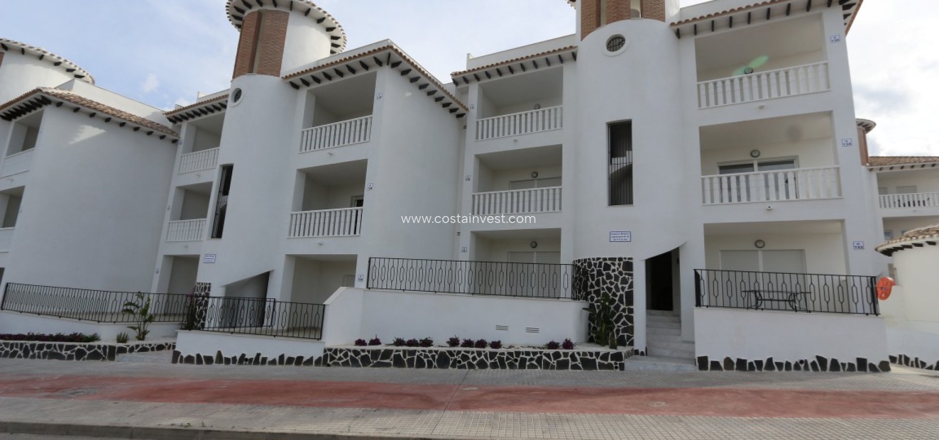 Inchiriere - Apartament tip bungalow  - La Marina